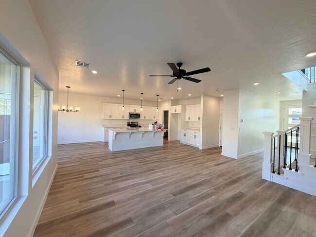 Building Photo - Beautiful Brand new 4 bedroom, 2.5 bathroom home in St George!