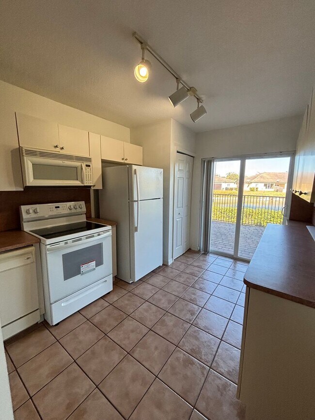 Building Photo - Beautiful 2/2 First-Floor Condo with Lake View in Homestead