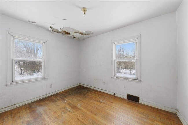 Building Photo - 2105 Lakeview Ave