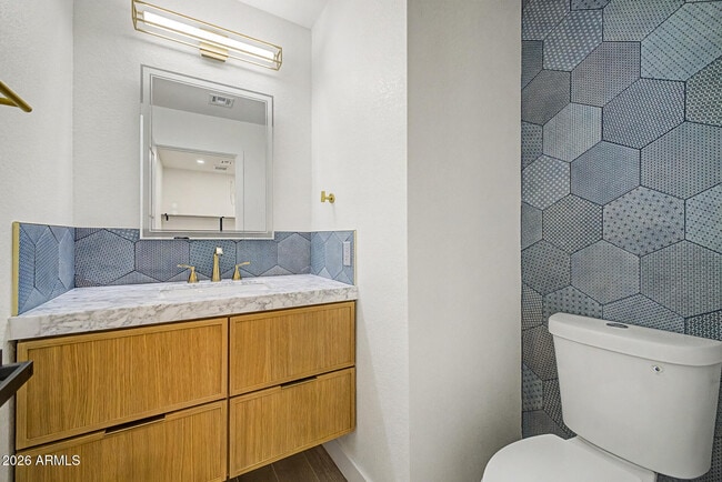 Building Photo - 2084 N Sunset Dr