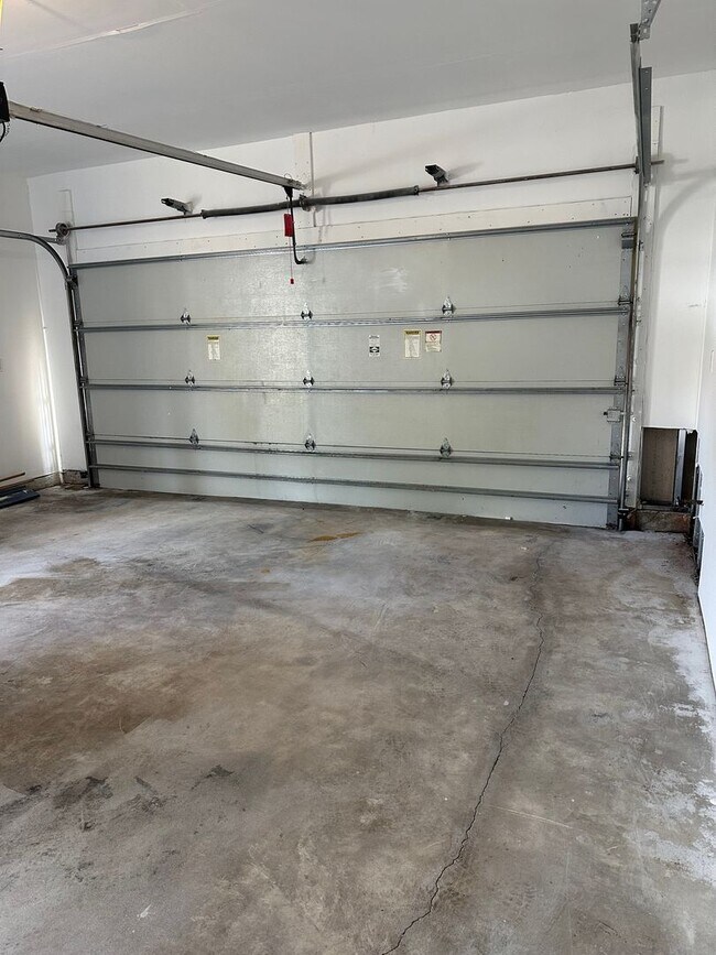 Building Photo - Large TH with 2 car garage