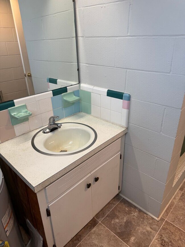 Building Photo - Spacious 2 Bedroom, 1 Bathroom Move-In Ready Apartment!