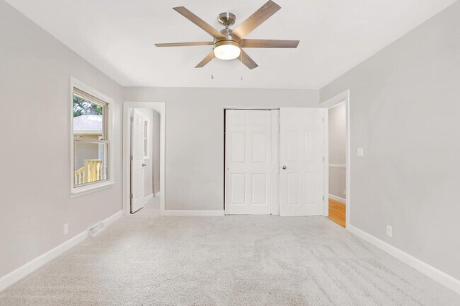 Building Photo - 1101 E Pin Oak Dr