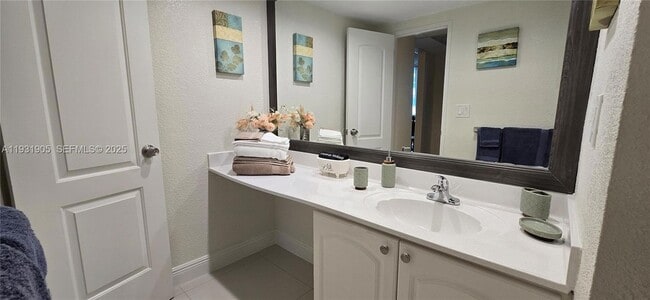 Building Photo - 4001 S Ocean Dr