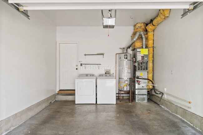 Building Photo - Newly Updated 2 Bed/2 Bath Home in Private...