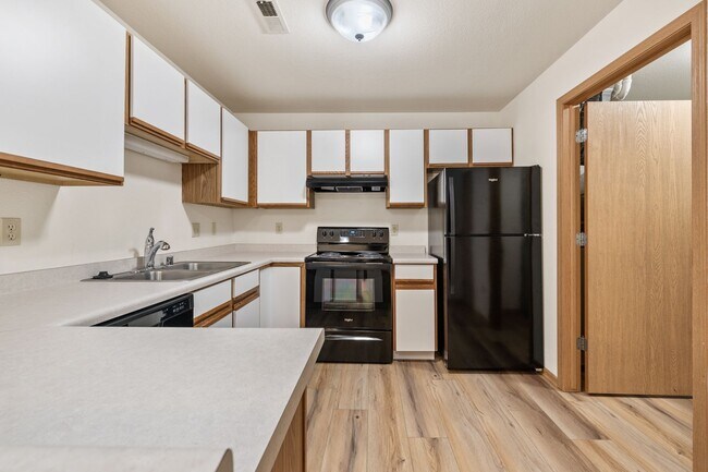 Building Photo - Condo Style Upper 2 bedroom 2 bathroom Apartment Available