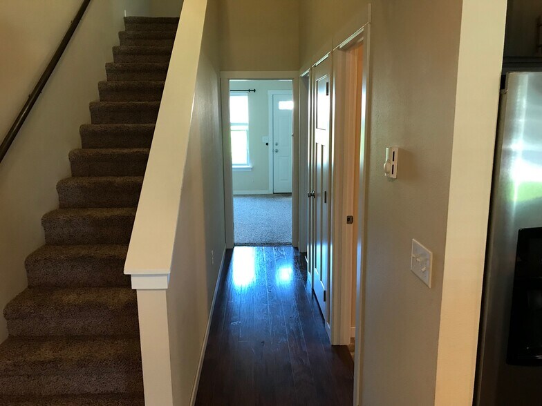 Building Photo - 1220 W Bismark Ave