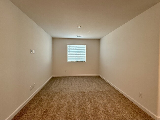 Building Photo - 3 BED 2.5 BATH 2 CAR GARAGE TOWNHOUSE IN CADENCE HENDERSON WITH LOFT