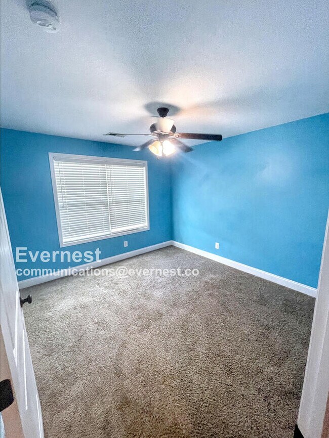 Building Photo - 650 Fox Hound Dr