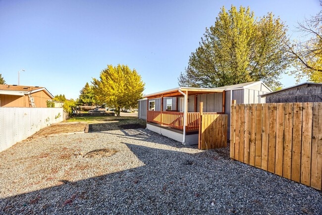 Building Photo - Cozy Home and Beautiful Spacious Yard