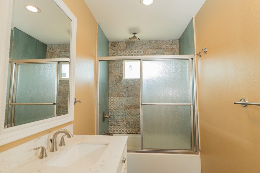 Master bathroom - 938 S Bernal Ave