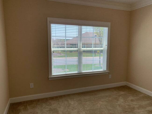 Building Photo - 3 Bedroom, 2 Bathroom One Level Townhome i...