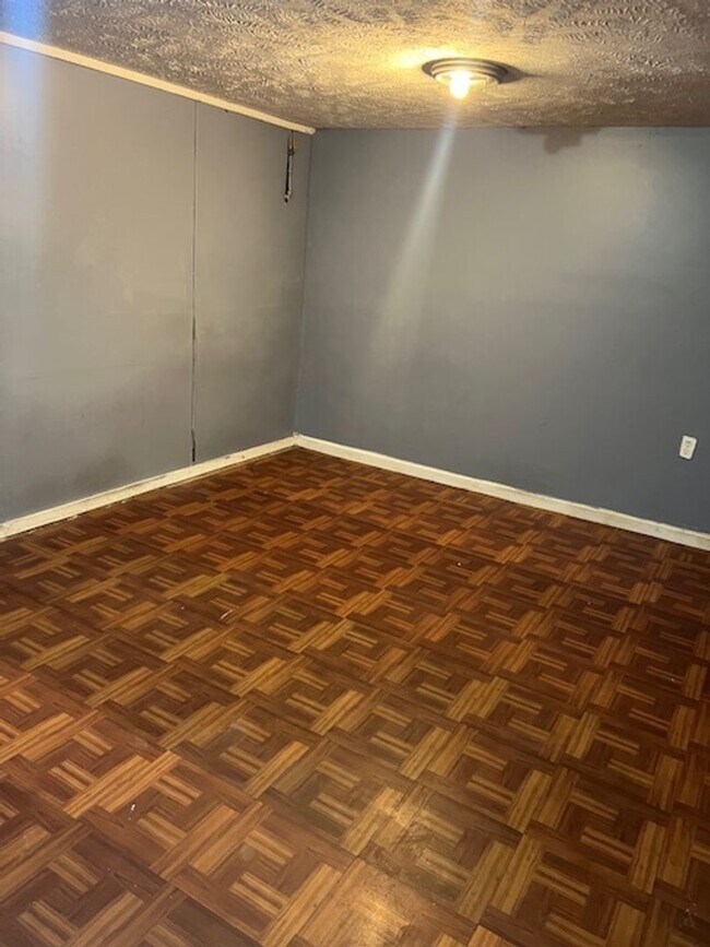 Building Photo - Large Single Family Home