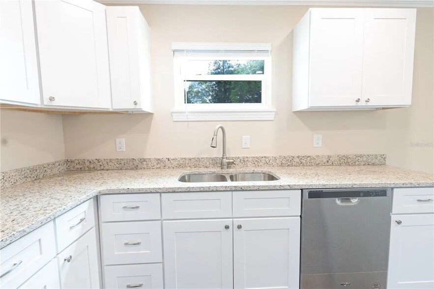 Building Photo - 2 Bed/2 Bath