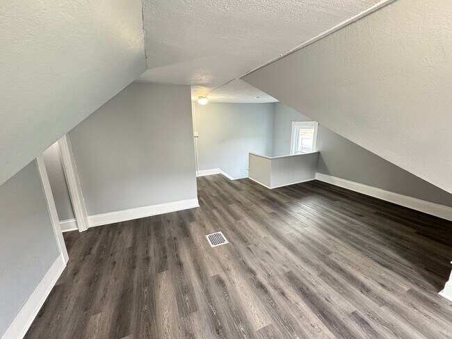 Building Photo - Renovated 3/1 Duplex In The Heart Of Pitcairn!! Available Now!