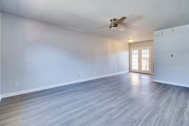 Building Photo - Broker Spoke - South Lamar - Affordable 2/...
