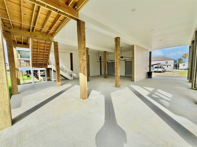 Building Photo - 17 Edgewater Dr