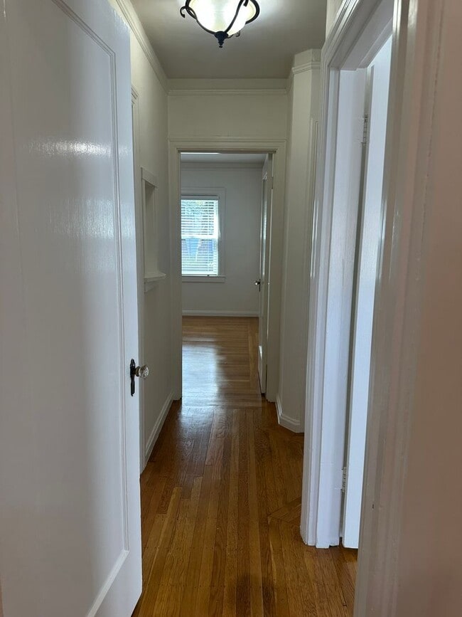 Building Photo - Bright & Charming Miraloma Home