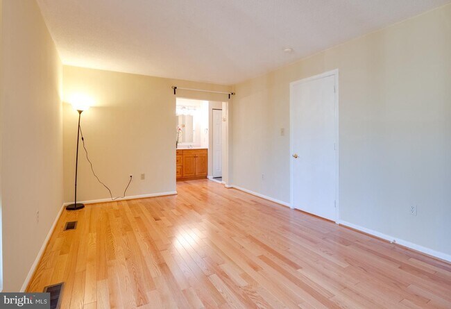 Building Photo - 2303 Glade Bank Way