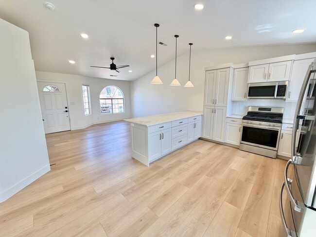 Building Photo - Wonderful Remodeled La Paloma Home!