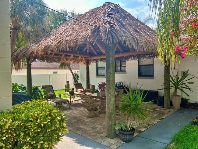 Building Photo - FULLY FURNISHED 2/2 OLD NE BUNGALOW