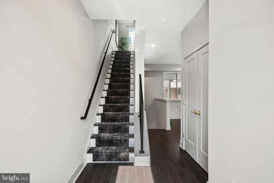 Building Photo - 670 N 13th St