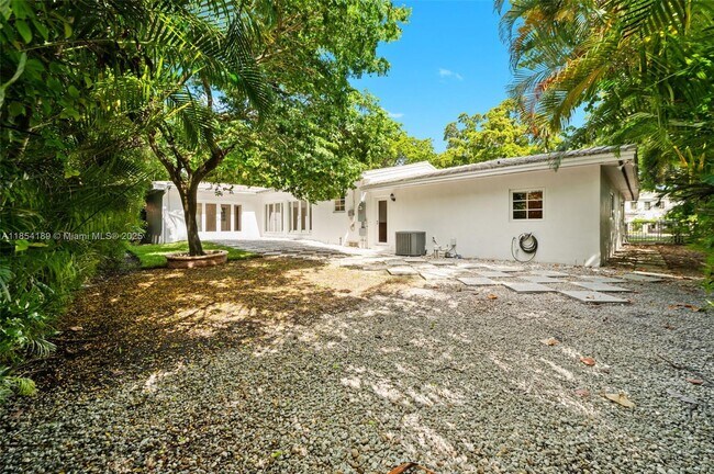 Building Photo - 4114 Santa Maria St