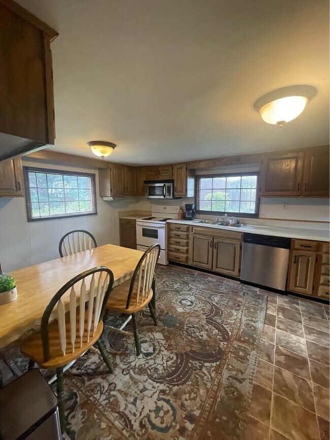 Building Photo - 226 Lake View Dr