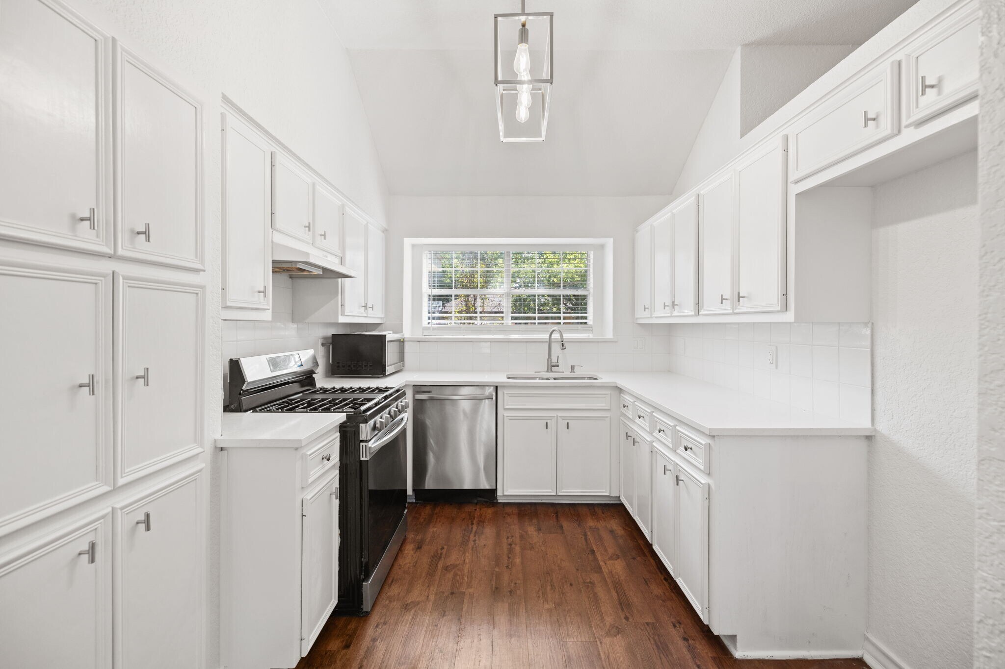 Building Photo - 917 Garden View Dr