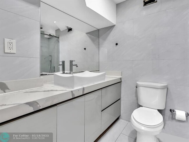 Building Photo - 3725 S Ocean Dr
