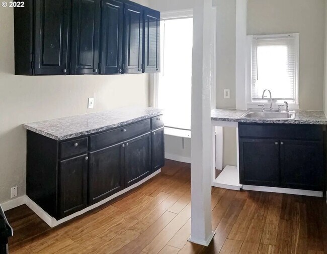 Building Photo - 957 SE Stephens St