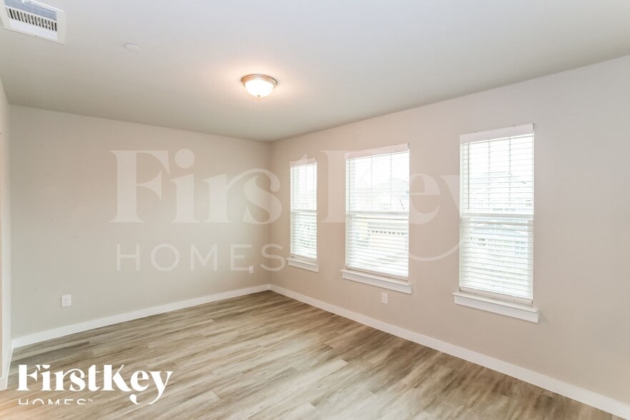 Building Photo - 327 Niki Dr