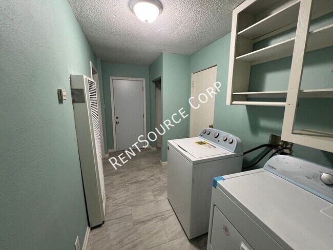 Building Photo - 808 Arville Ave