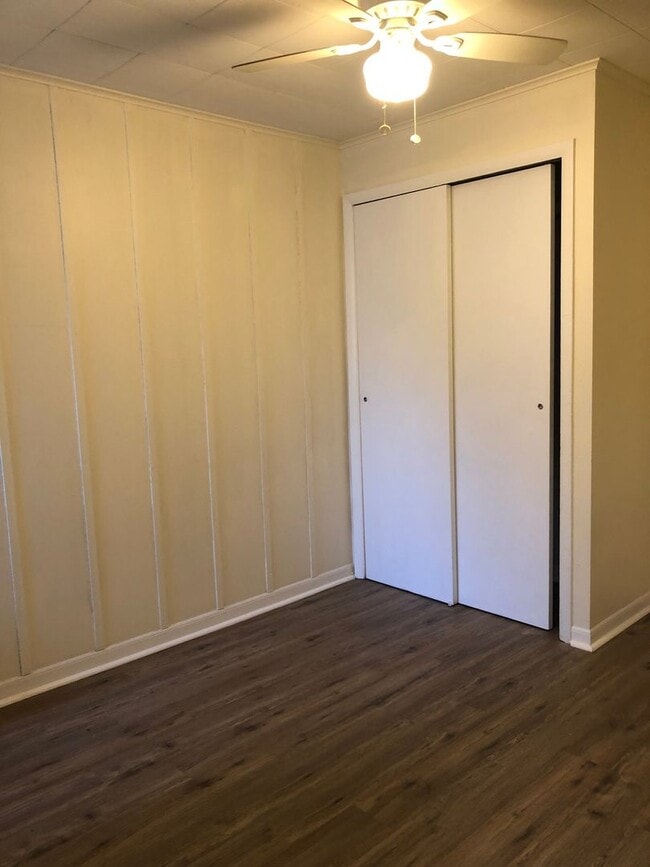 Building Photo - Great 3 Bedroom, 1 1/2 Bath Home! New Kitc...