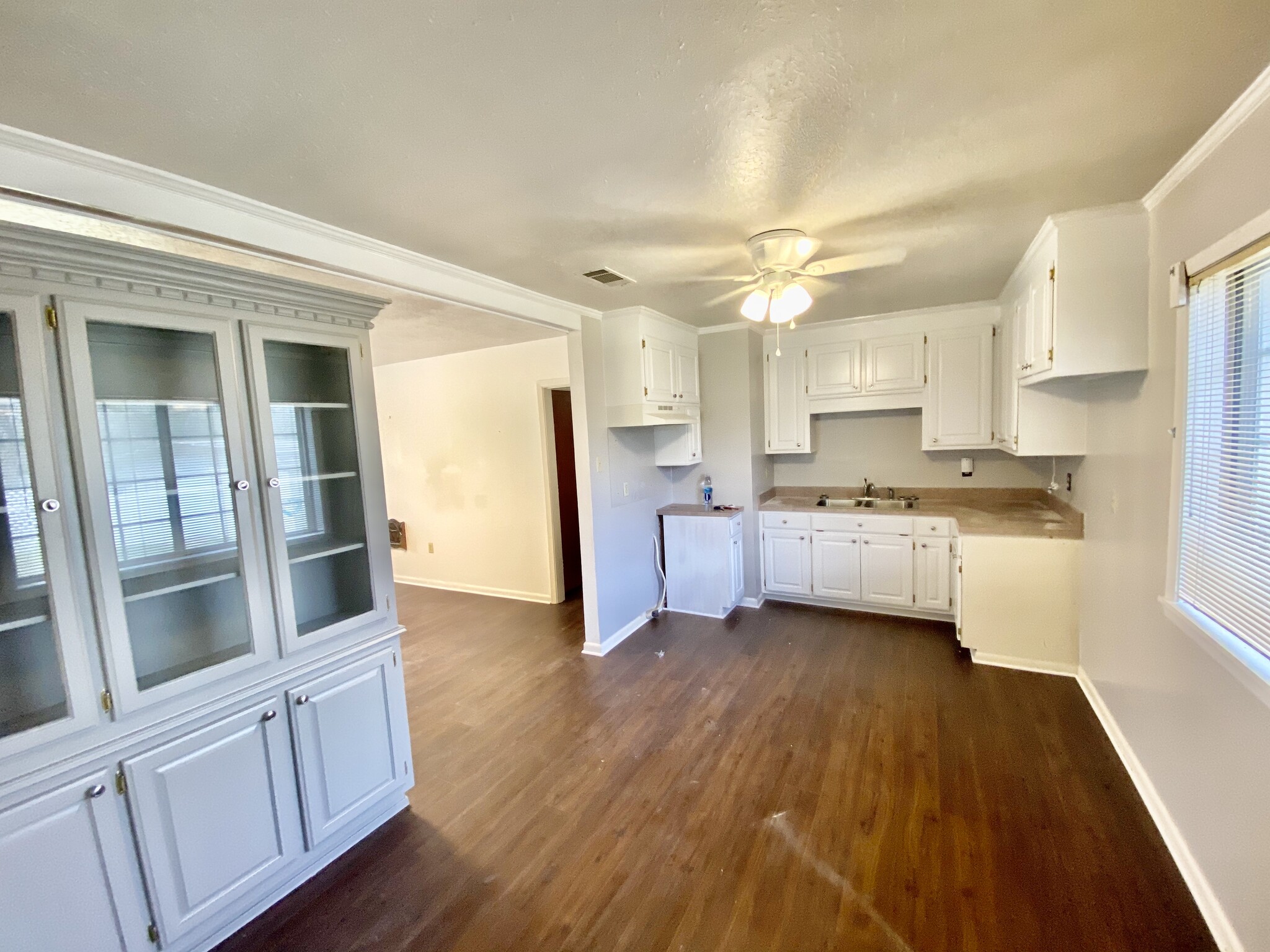 kitchen/eating area - 2033 Loyd St