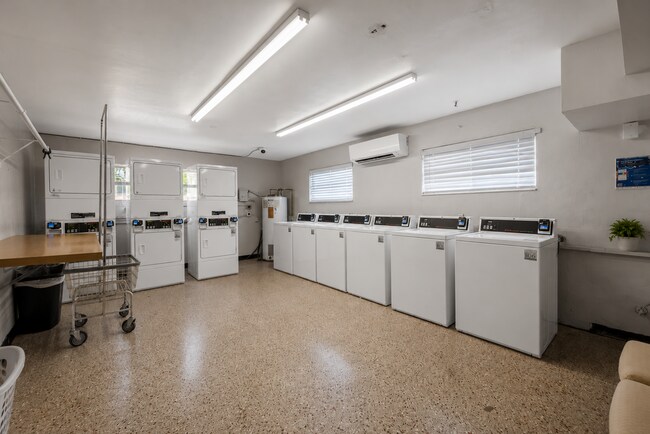 Building Photo - 1 BR / 1 Bath Unit