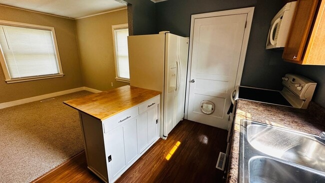 Building Photo - 2 bedroom 1 bath house