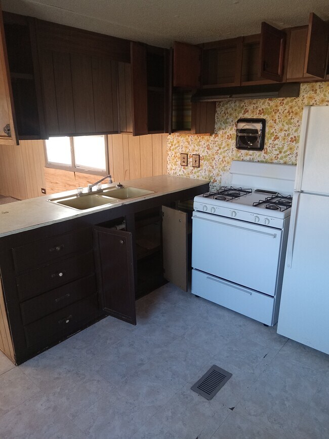 Primary Photo - 218 E Denver St