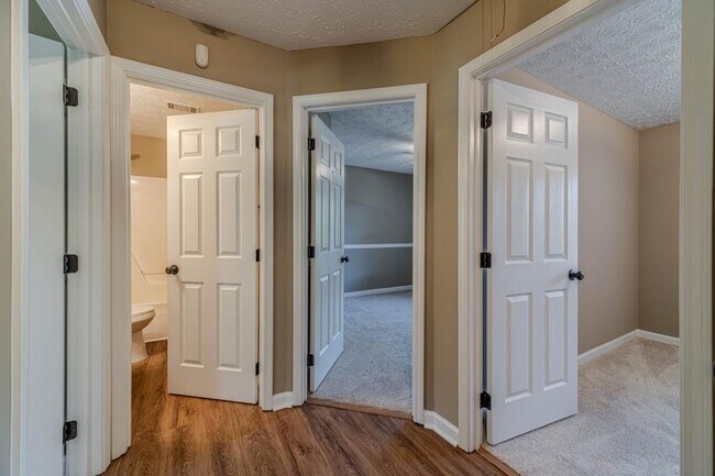 Building Photo - 701 Woodland Ridge Dr