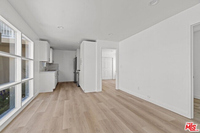 Building Photo - 814 3rd St