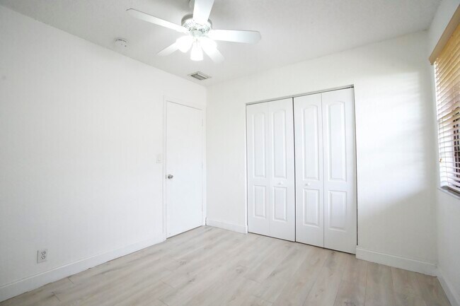 Building Photo - 2646 Riverside Dr