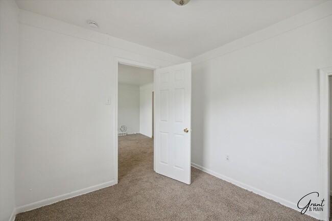 Building Photo - $1200 Warren bungalow