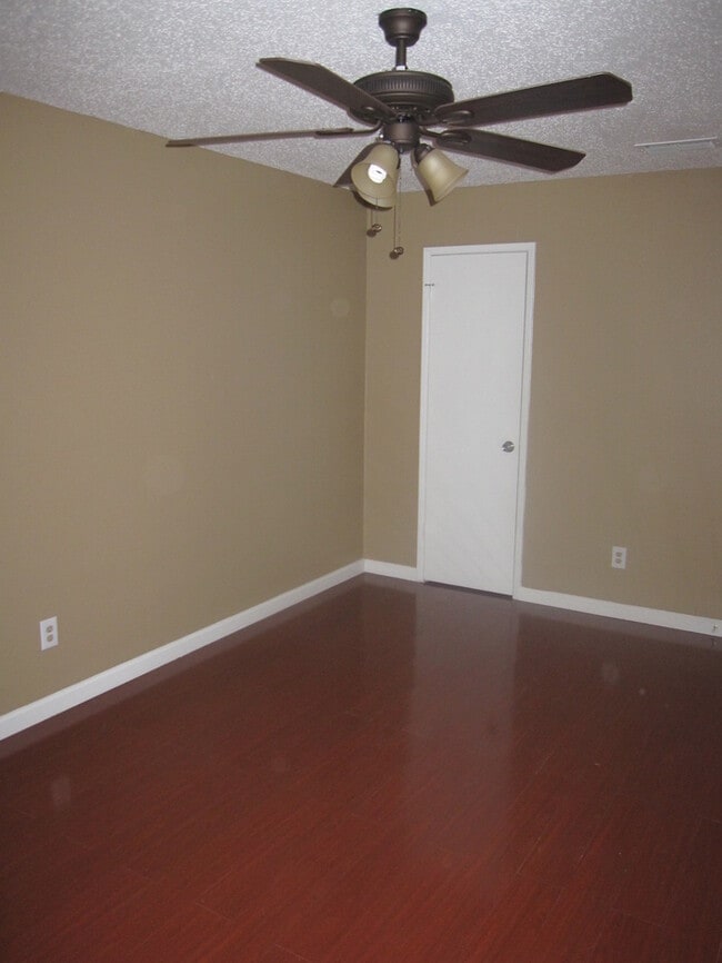 Building Photo - 2805 W Ferndale Ln