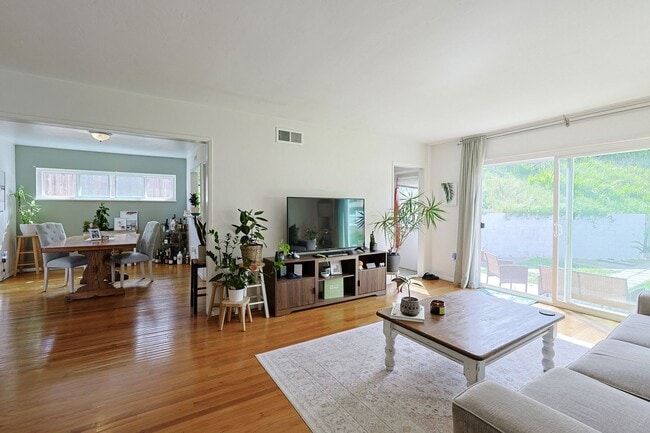 Building Photo - 3-Bed, 2-Bath Home on Large Lot in Prime San Diego Location