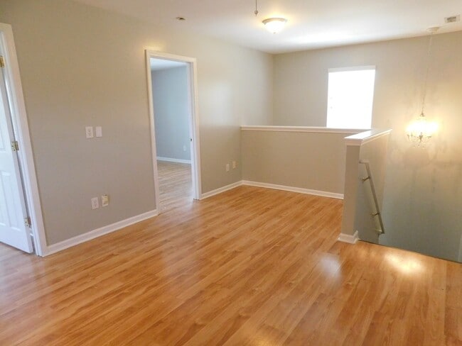 Building Photo - great 3 bed 2.5 bath master down