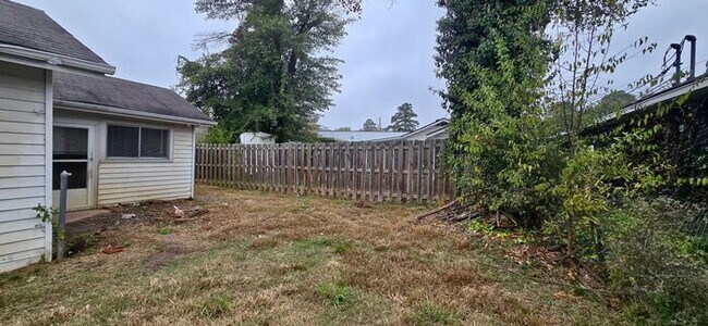 Building Photo - Tour Today! 2 Bedroom, 1 Bath Home