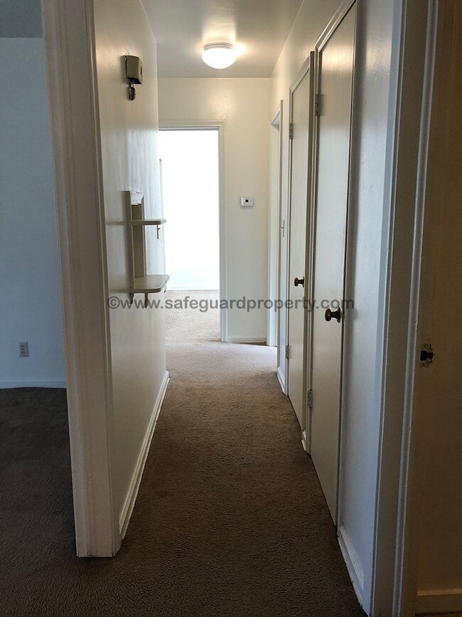 Building Photo - Great 3 Bedroom Duplex