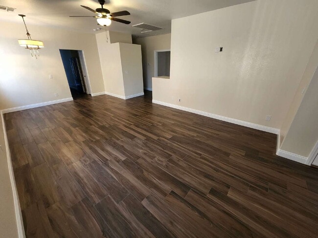 Building Photo - 300 Vilberti Ct