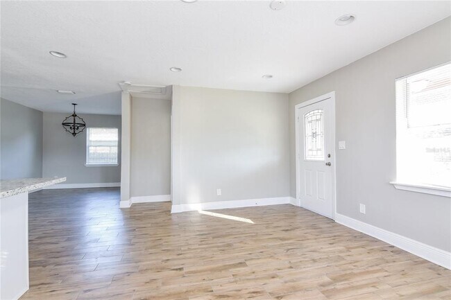 Building Photo - 2509 W Grace St