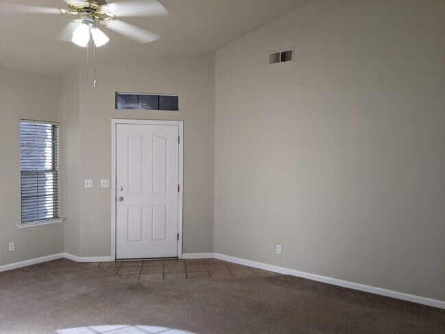 Building Photo - NE Fresno home close to Clovis North offer...